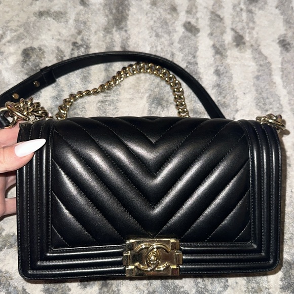 Chanel Chevron Quilted Lambskin Medium Boy Flap Bag - Picture 2 of 12